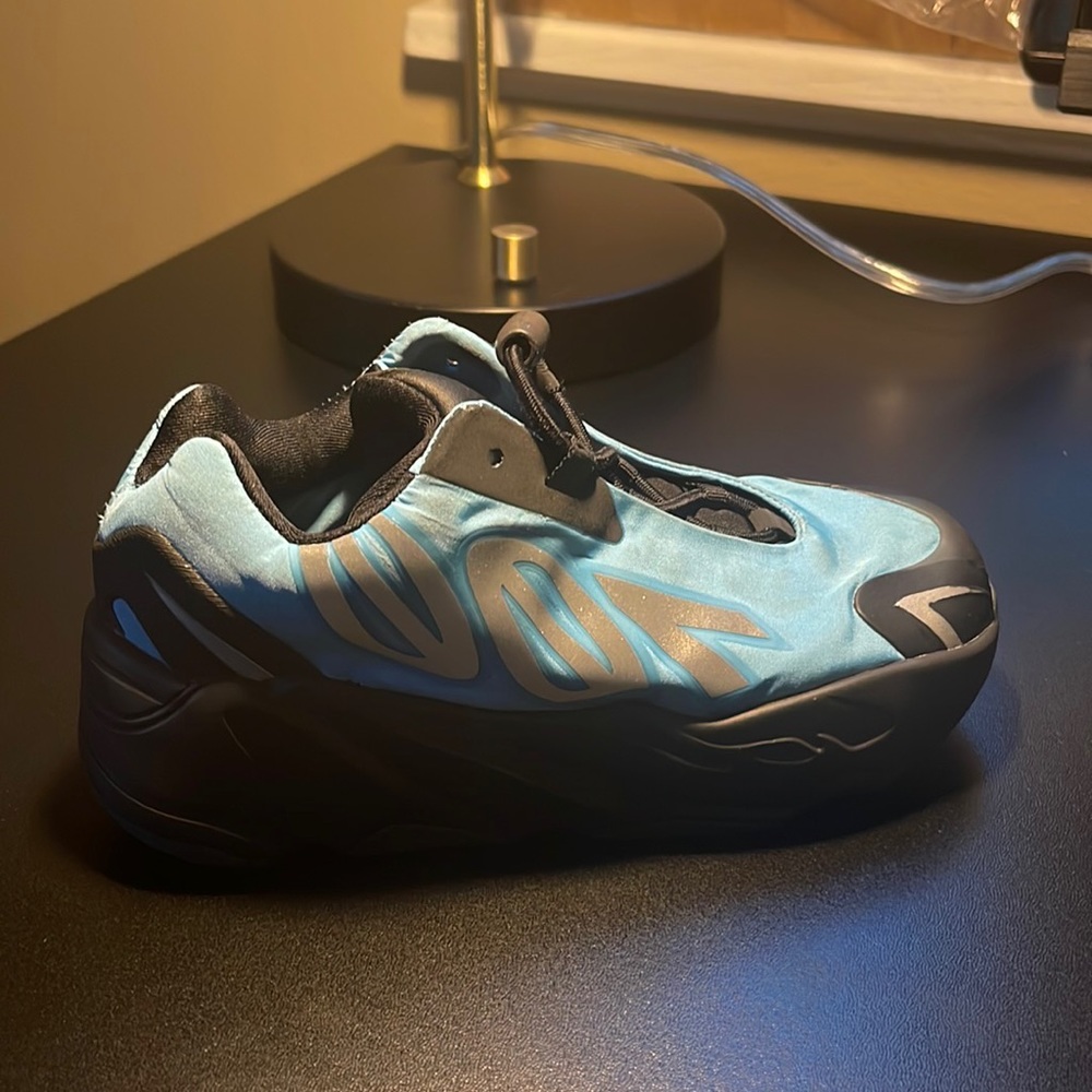 Adidas Yeezy Boost 700